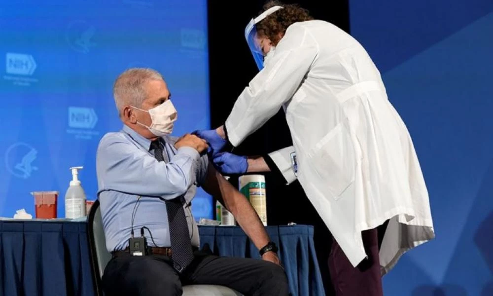 ΗΠΑ: Έκανε τη δεύτερη δόση του εμβολίου κατά του κορονοϊού ο Φάουτσι